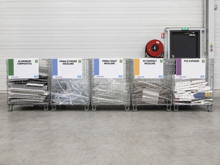 Bacs de collecte des chutes plastiques dans notre atelier Lacrylic
