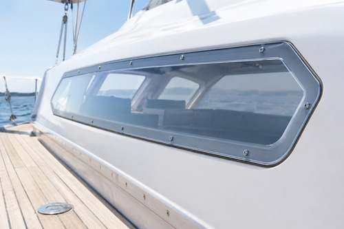 Vitrage en plexiglass fumé installé sur un bateau