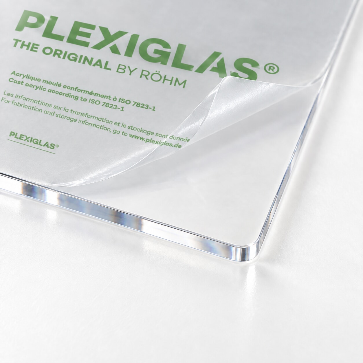 Miniature Film protecteur officiel PLEXIGLAS® partiellement retiré d’une plaque transparente de 3 mm