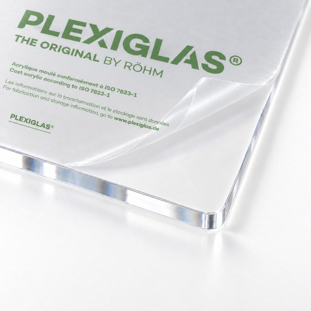 Miniature Film protecteur officiel PLEXIGLAS® partiellement retiré d’une plaque transparente de 4 mm