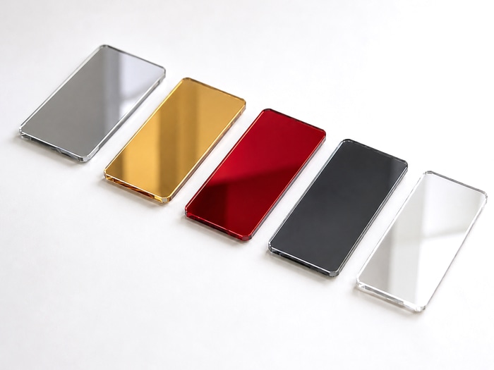 Cinq plaques de miroir acrylique : argent, or, anthracite, rouge et sans tain