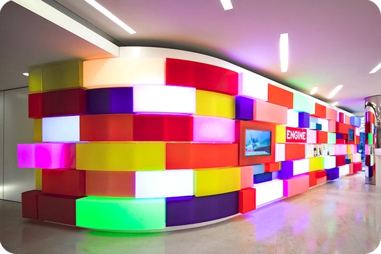 Photo d'un décor design éclairé en plexi couleur