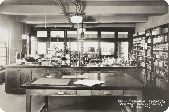 Photo historique du laboratoire de recherche Röhm & Haas pour la résine acrylique